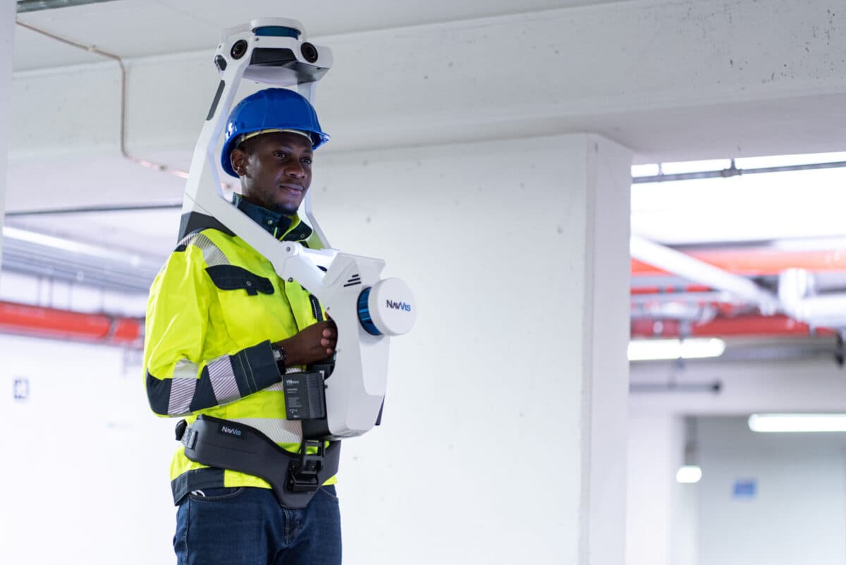 NavVis Mitarbeiter erstellt ein Indoor Mapping mit neuster Technologie.