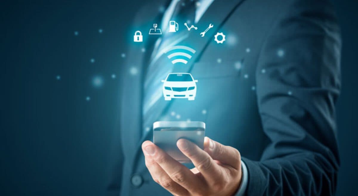 Mann mit Anzug hält Handy in seiner Hand. Über dem Handy sind Grafiken zu Mobility.