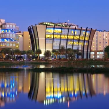 Modernes Haus vor einem Fluss in Indien.