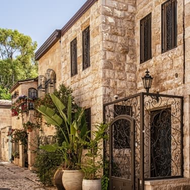 Charmantes Steingebäude in einer israelischen Kleinstadt.