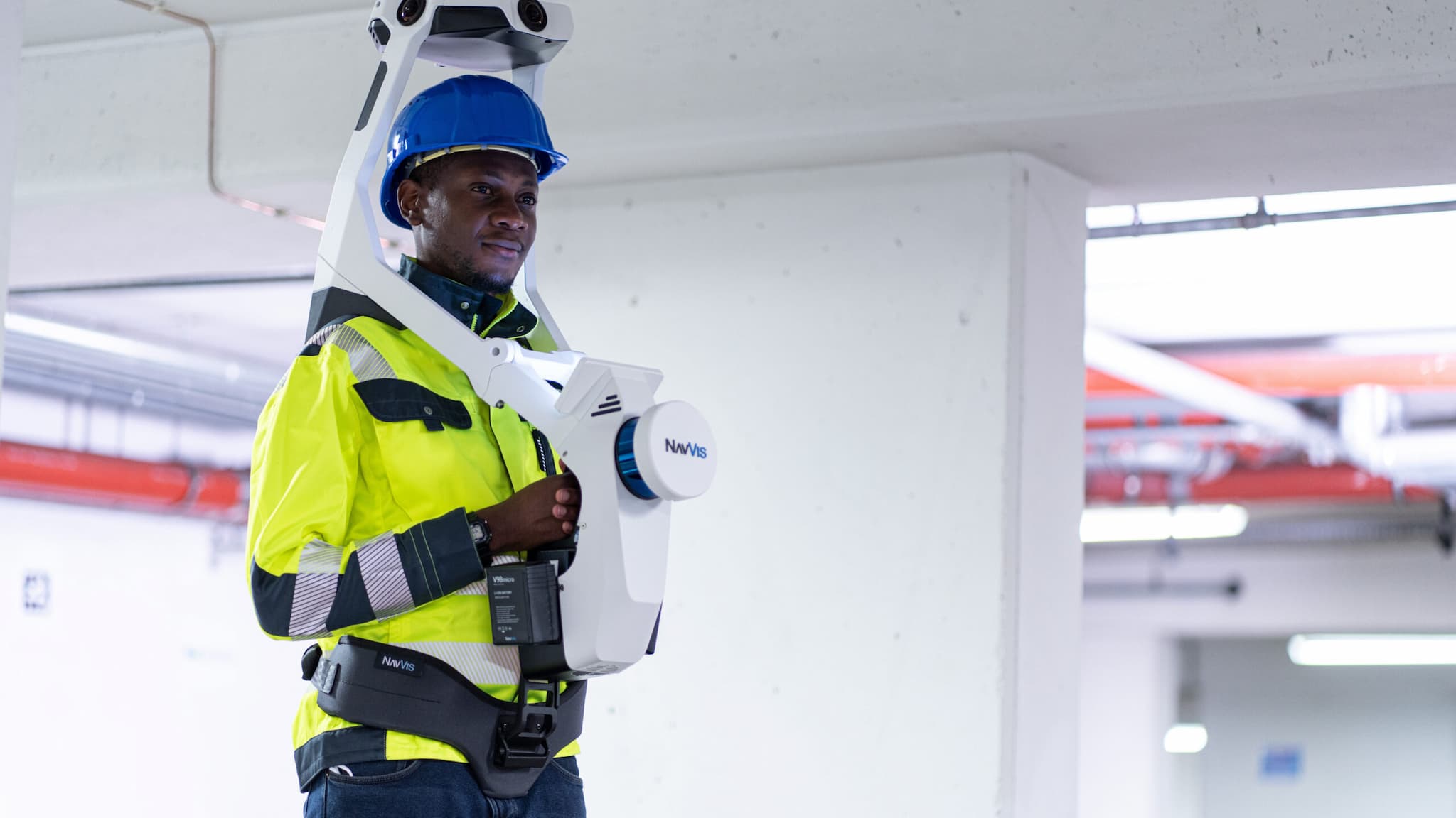 NavVis Mitarbeiter erstellt ein Indoor Mapping mit neuster Technologie.