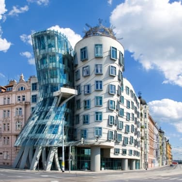 Man sieht das tanzende Haus in Prag, Tschechien.