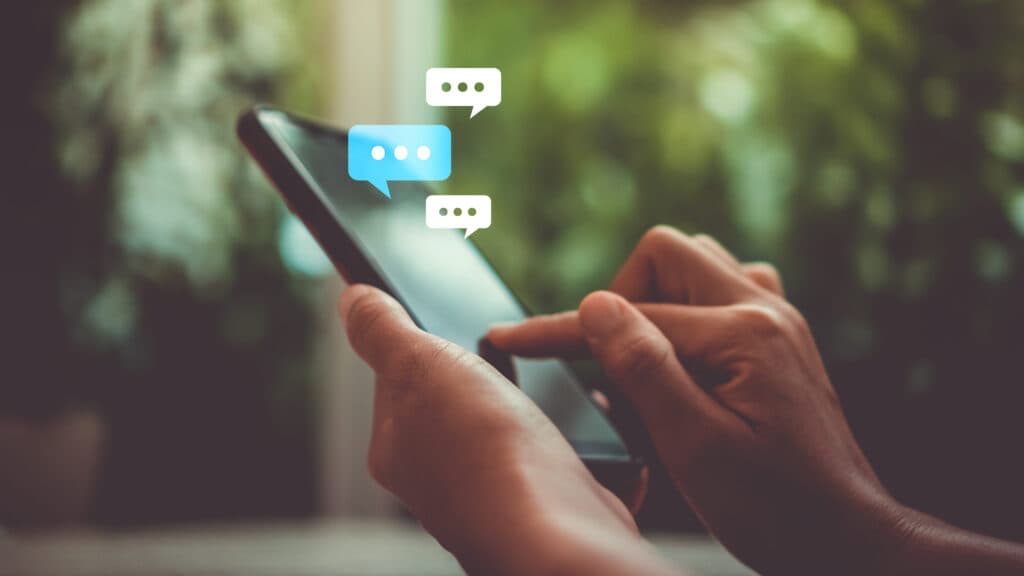 Frauenhand, die ihr Smartphone benutzt und eine Grafik eines Austauschs.