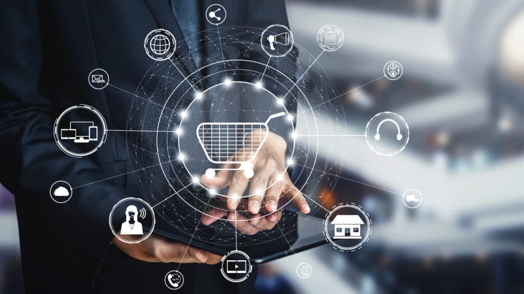 Mann hält Pad hin seinen Händen und man sieht darum Grafiken zu Omni-Channel Technologien.