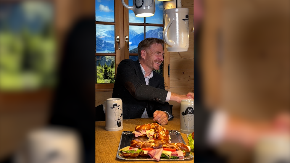 Mike Deiß von eggs unimedia schüttelt die Hand nach positivem Interview.