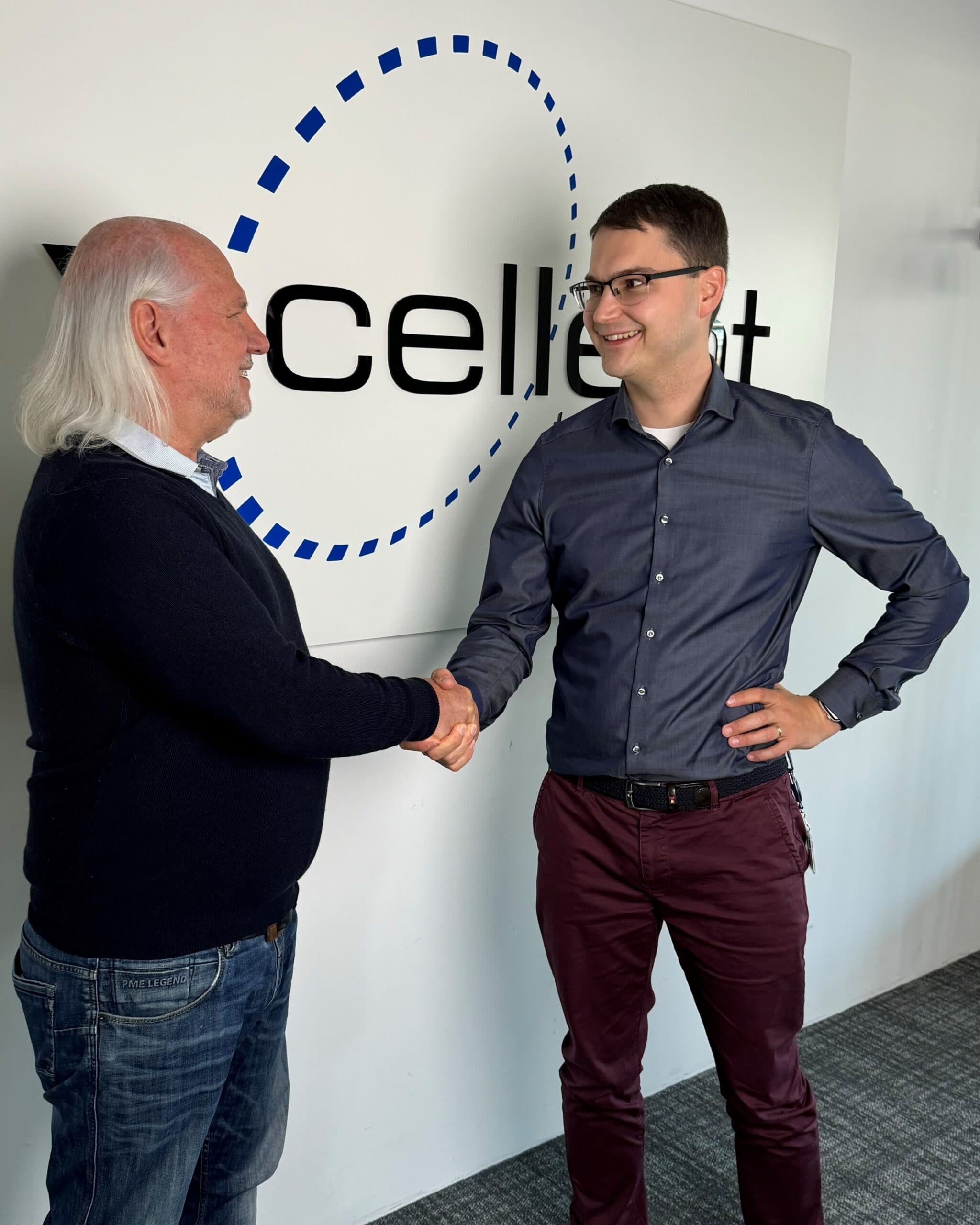Handshake auf die erfolgreiche Partnerschaft von Markus Fensterer, CEO von X-Cellent, und Bernd Wandt, CEO von ServiceFactum